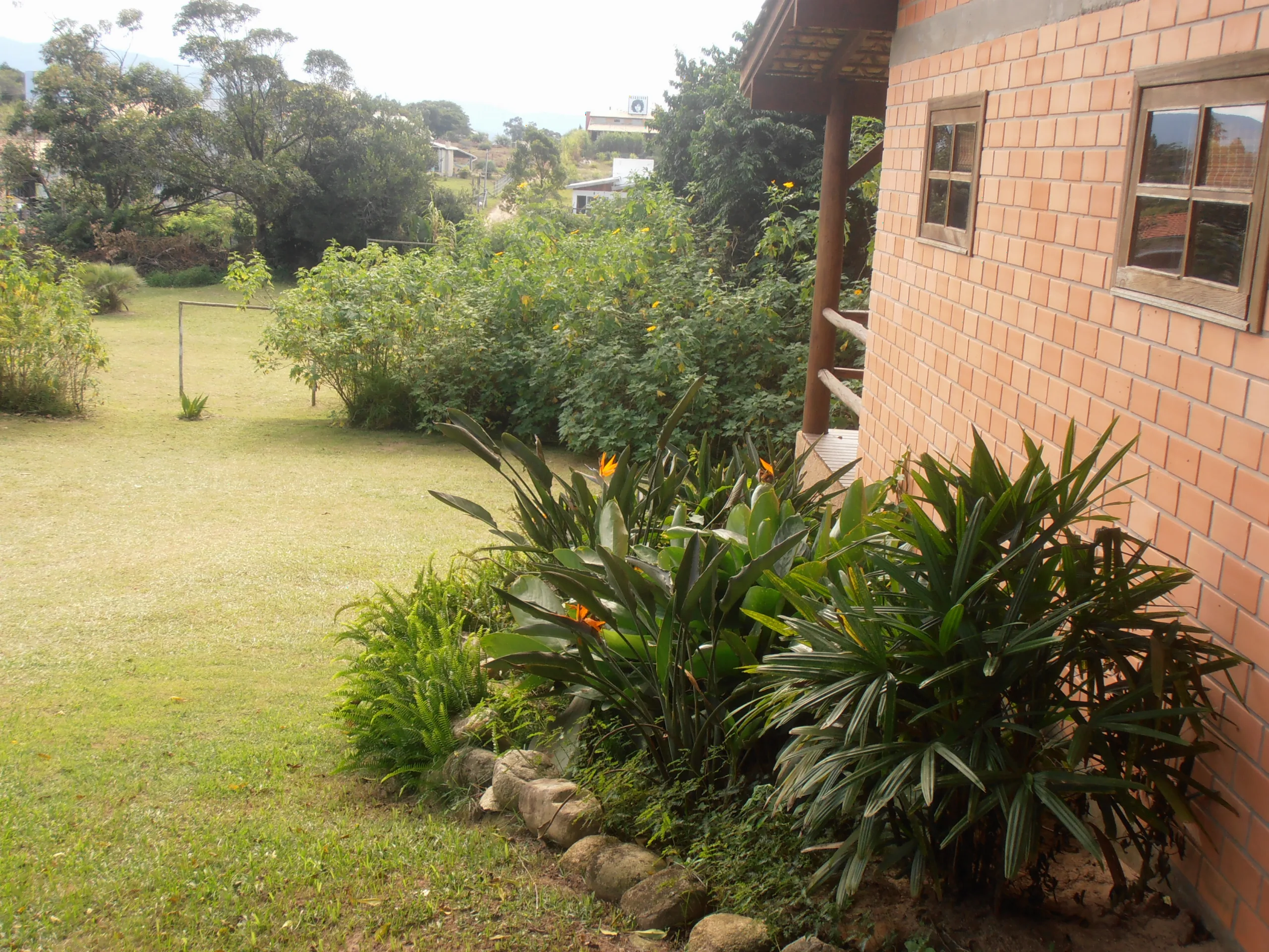 Gramado com campo de futebol ao lado do Bungalow 12