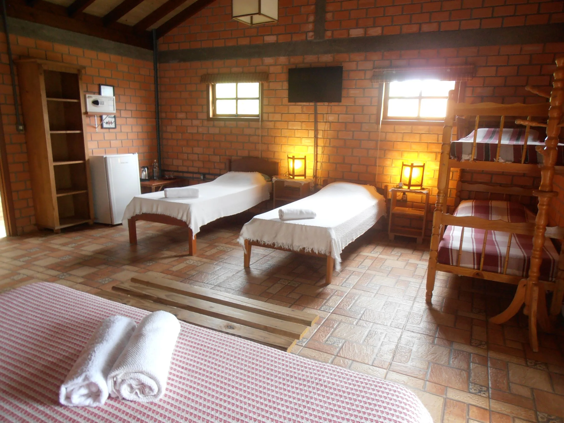 Bungalow 12 com camas de solteiro, beliche e TV para até seis pessoas