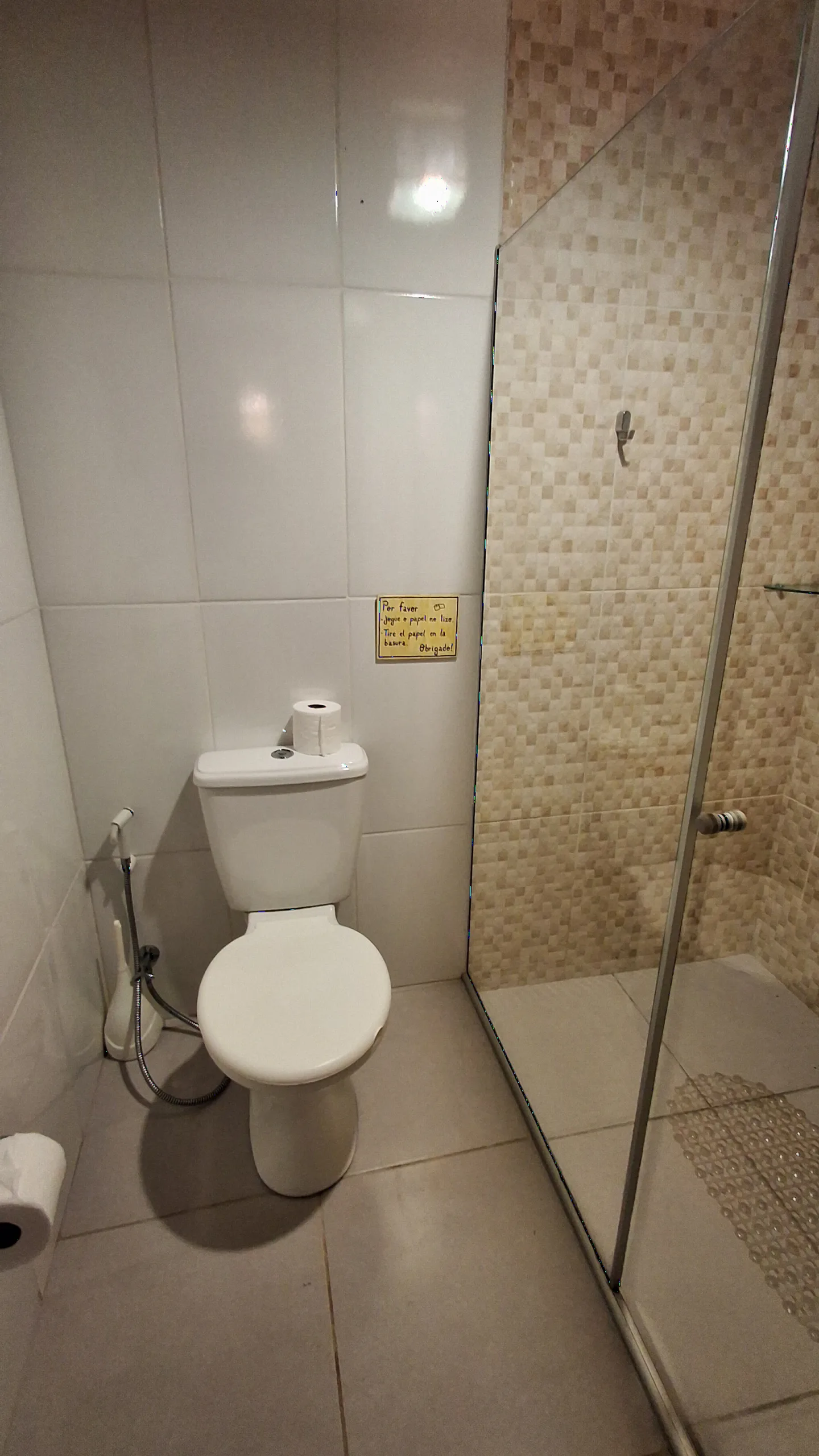 Banheiro privativo com box de vidro e chuveiro quente na Pousada Rosa & Canela