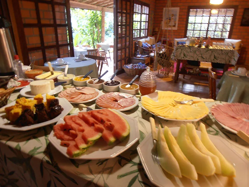 Frutas frescas e frios no café da manhã colonial