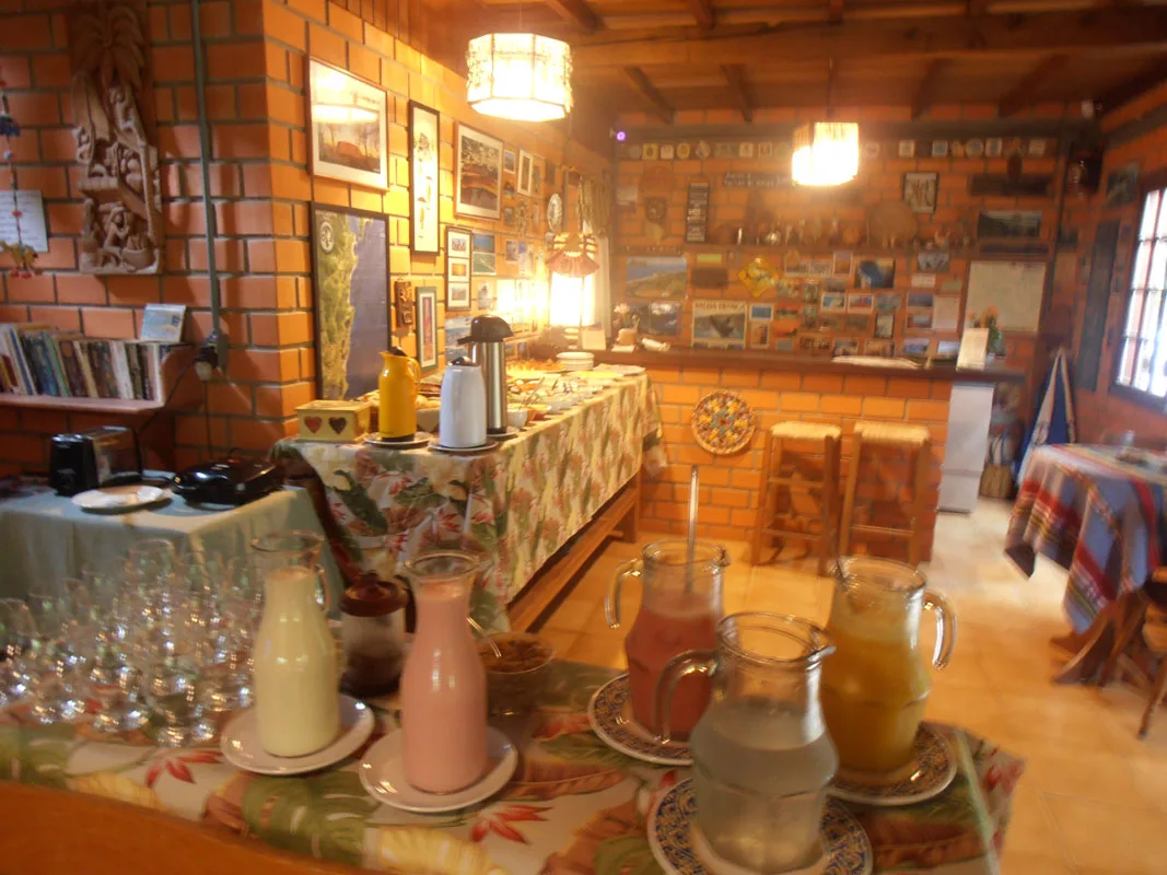 Salão do café da manhã com bar e sucos naturais
