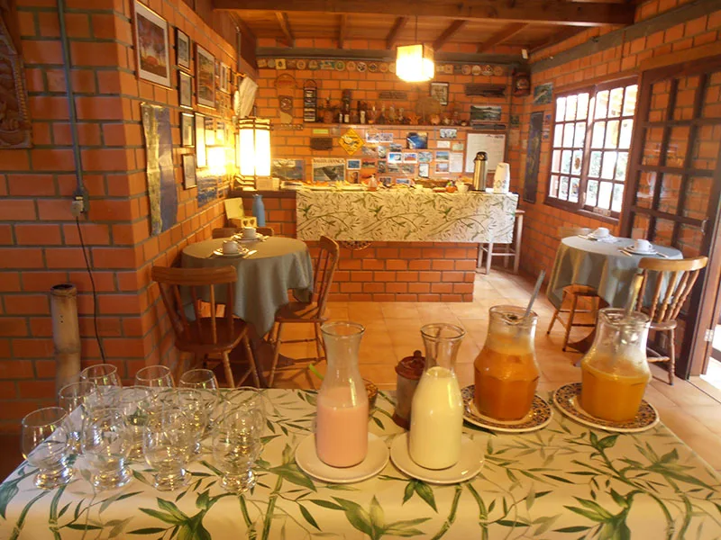 Sucos naturais e taças no salão do café da manhã