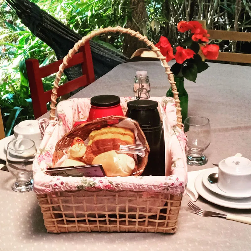 Cesta de café da manhã servida com flores