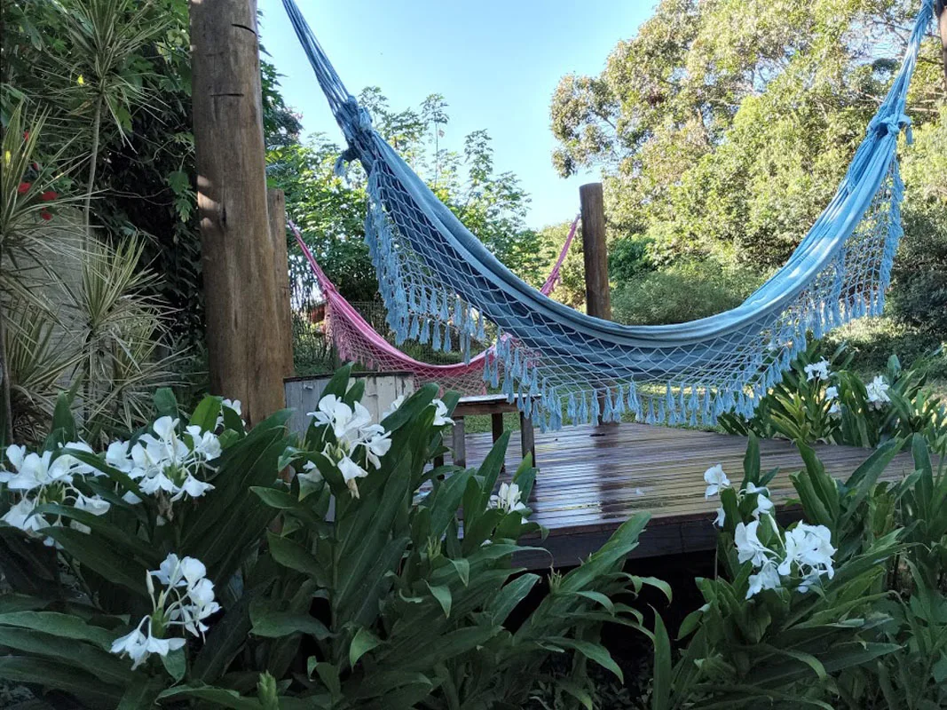Espaço Zen com redes coloridas e flores brancas