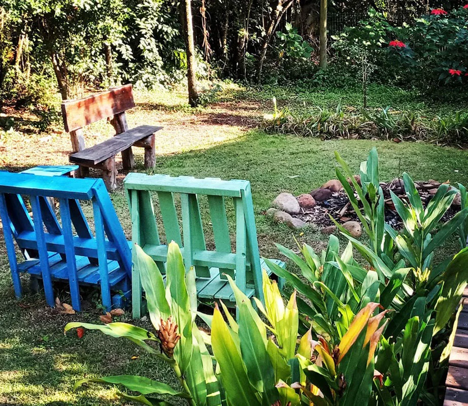 Jardim colorido junto ao Espaço Zen da pousada