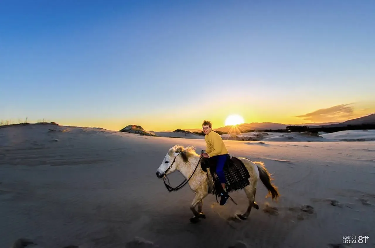 Cavalgada nas dunas ao pôr do sol