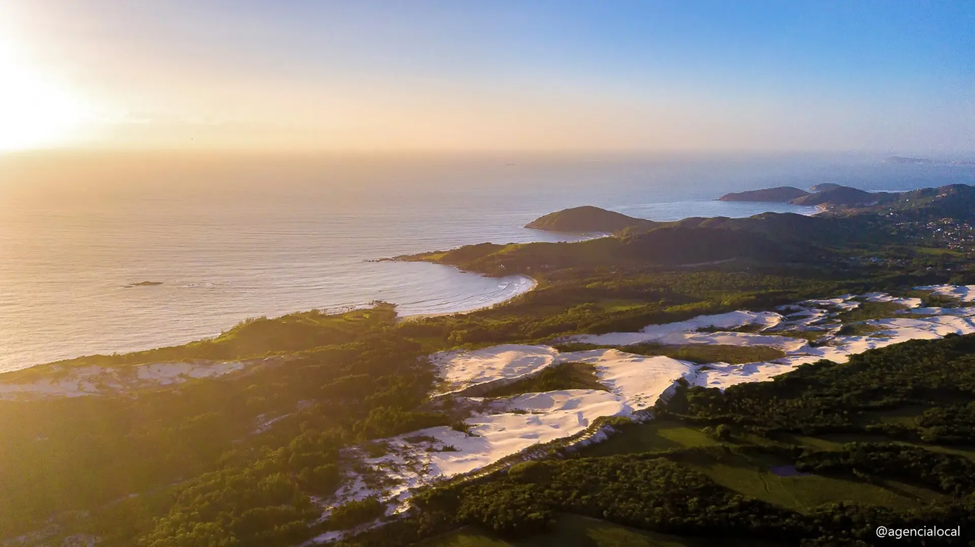 Dunas e lagoa vistas do alto na região da Praia do Rosa