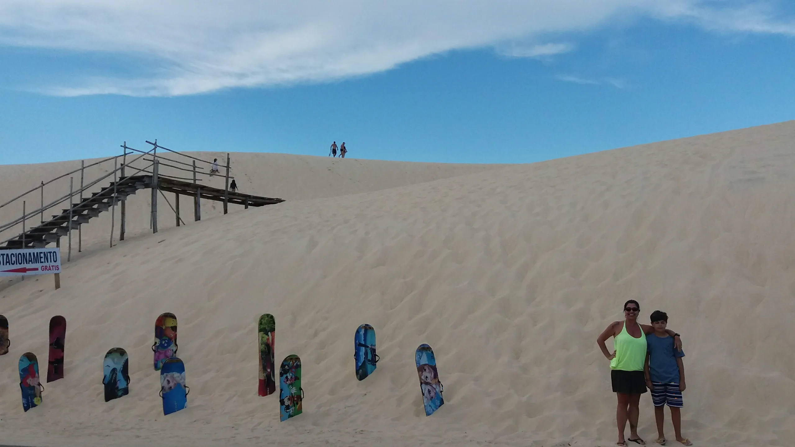 Pranchas de sandboard e escadaria nas Dunas do Siriú