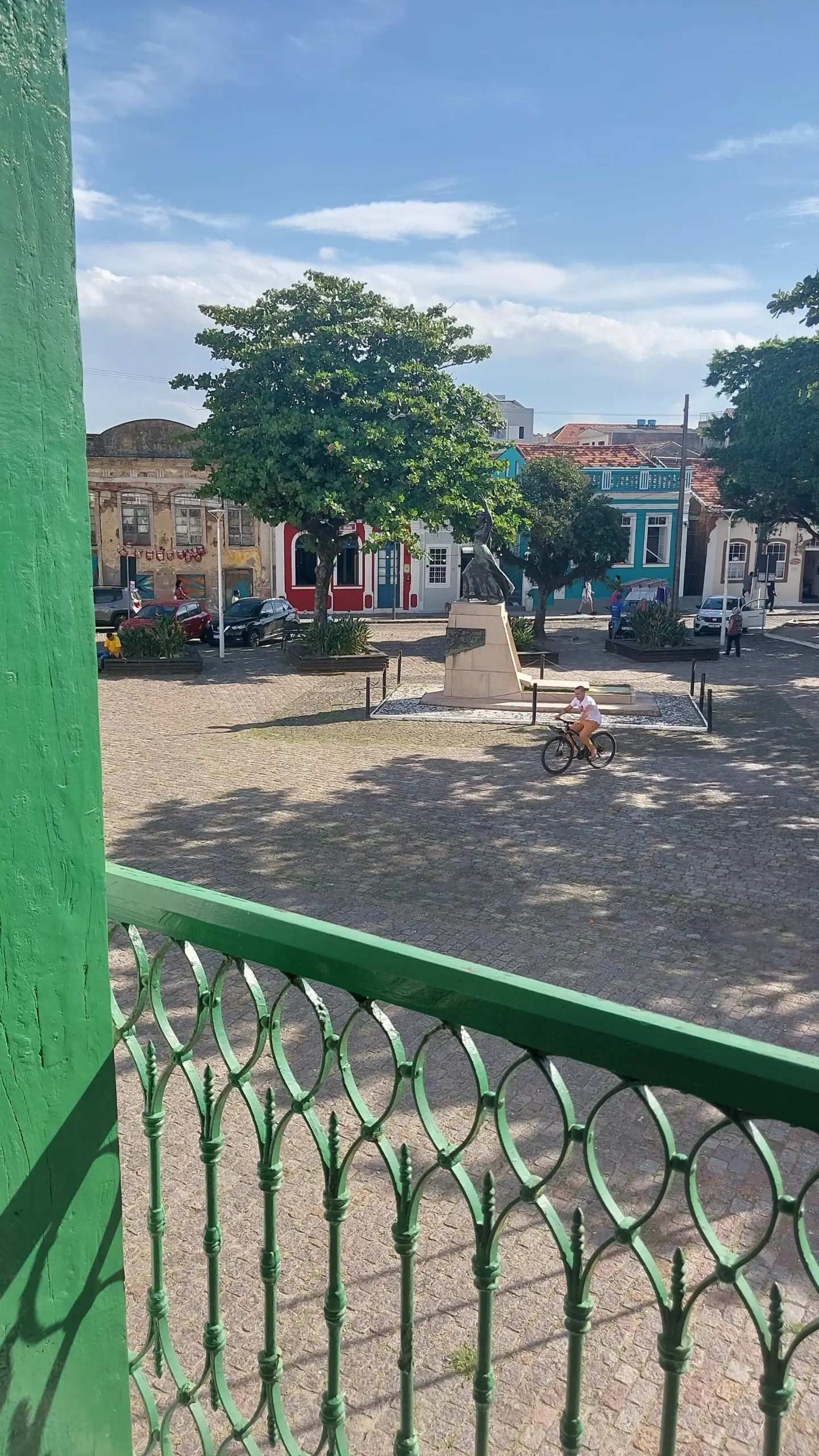 Praça e casario do centro histórico de Laguna